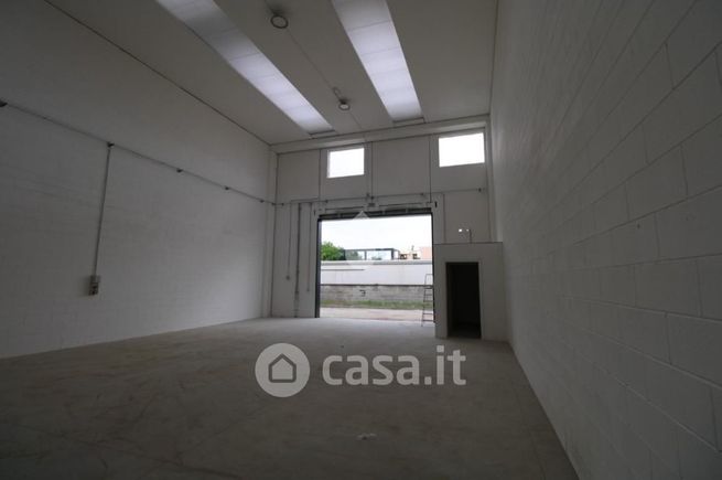 Capannone in commerciale in Via Ciucani