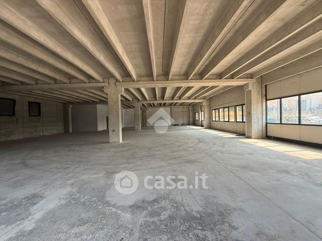 Capannone in commerciale in Via Solferino 24