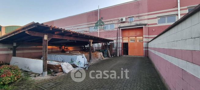 Capannone in commerciale in 