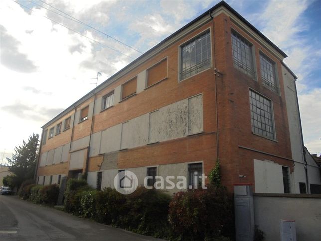 Capannone in commerciale in Via Carini