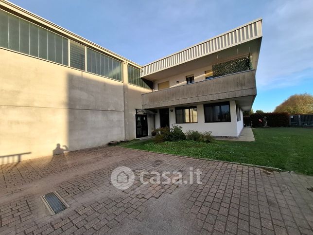 Capannone in commerciale in repubblica