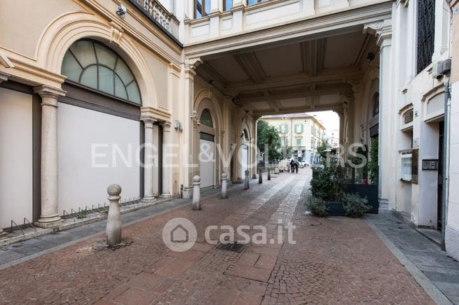 Ufficio in commerciale in Via Francesco del Cairo 7