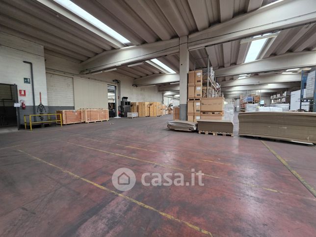 Capannone in commerciale in Via Pescarito 110