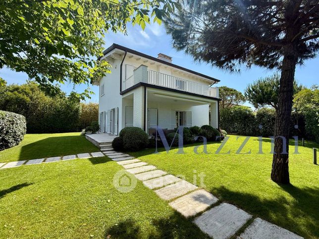 Villa in residenziale in Via Versilia
