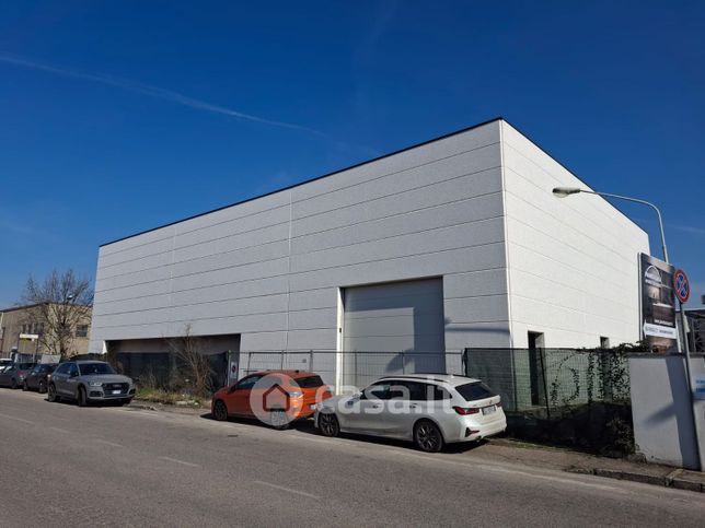Capannone in commerciale in Via Civesio