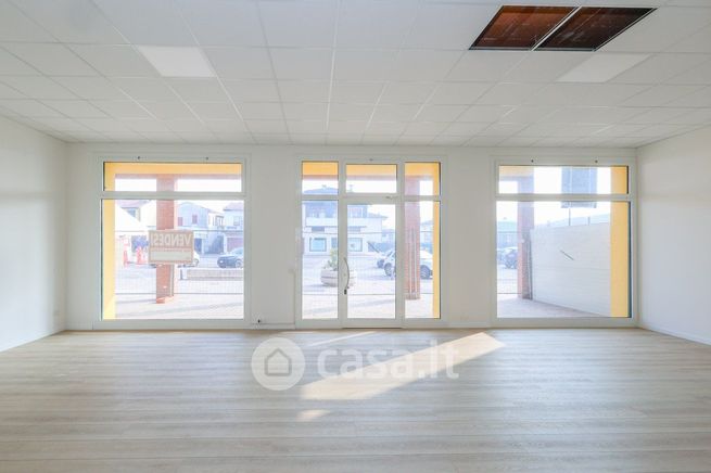 Attivitã /licenza (con o senza mura) in commerciale in Via Tiso da Camposampiero