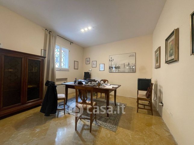 Ufficio in commerciale in 