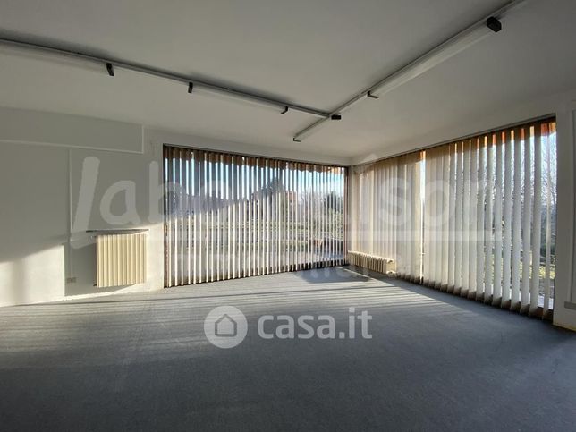 Ufficio in commerciale in 
