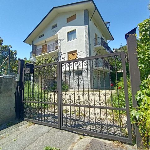 Casa bi/trifamiliare in residenziale in Strada Regionale 36