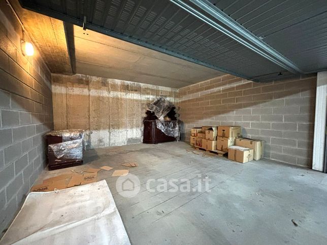 Box/posto auto in residenziale in Corso della Vittoria 2
