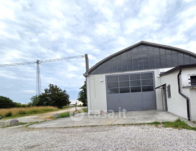 Capannone in commerciale in Via Indipendenza 144