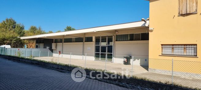 Capannone in commerciale in 