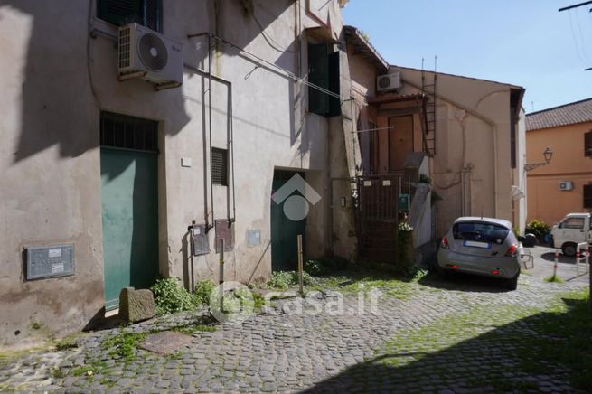 Box/posto auto in residenziale in Via Ubaldo Mancini 9