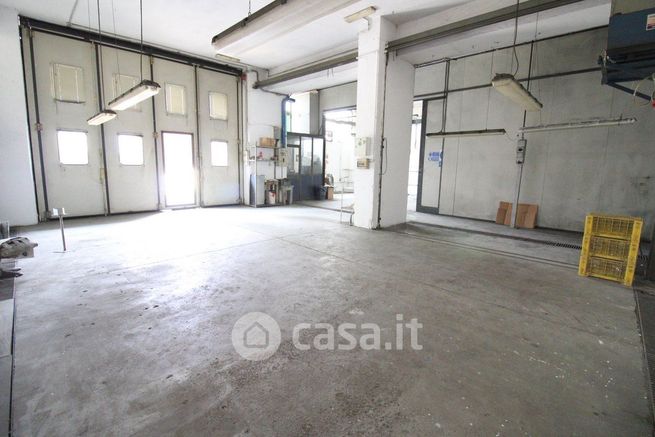 Capannone in commerciale in Via Tufi