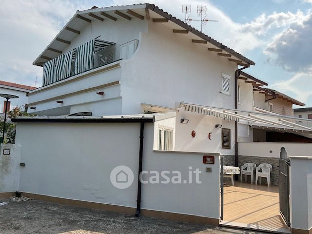 Casa bi/trifamiliare in residenziale in Via Francesco Crispi