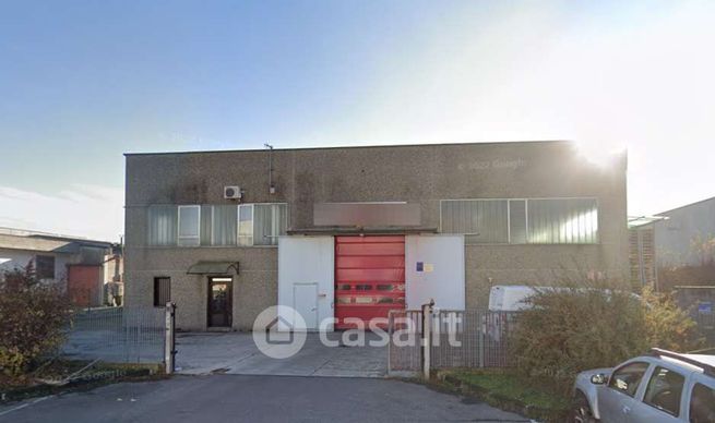 Capannone in commerciale in Via delle Industrie
