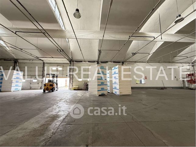 Capannone in commerciale in 