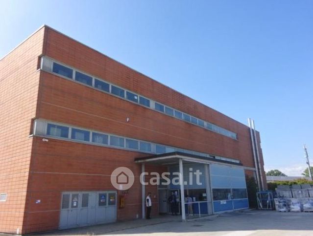 Capannone in commerciale in Via Emilia 231