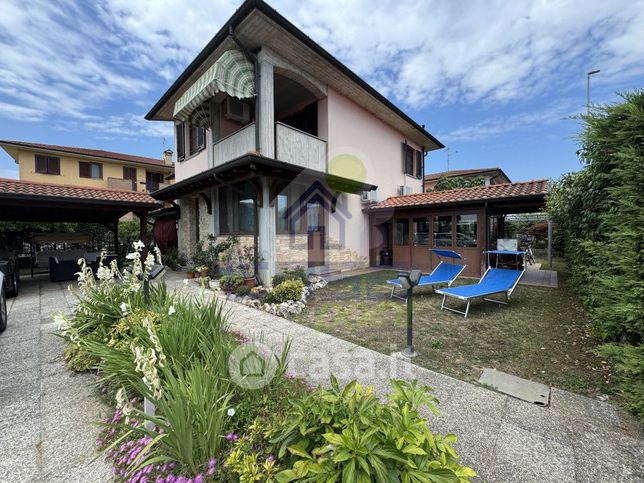 Casa indipendente in residenziale in Via G. Leopardi