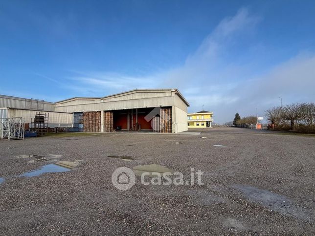 Capannone in commerciale in 