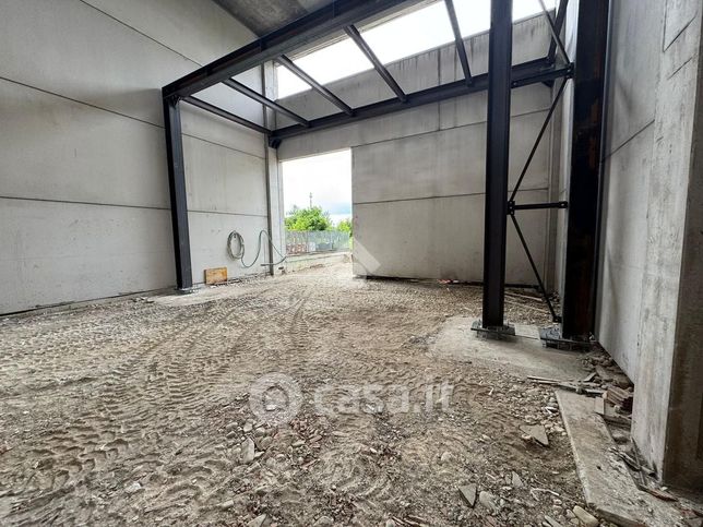 Capannone in commerciale in Via Ugo Ferrandi 11