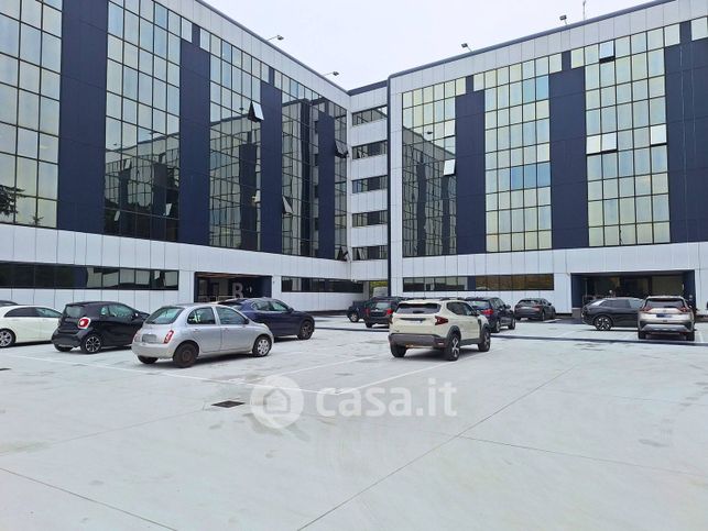 Ufficio in commerciale in Via Milanese