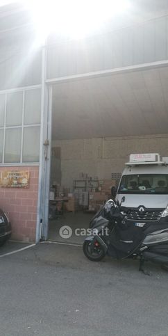 Capannone in commerciale in 