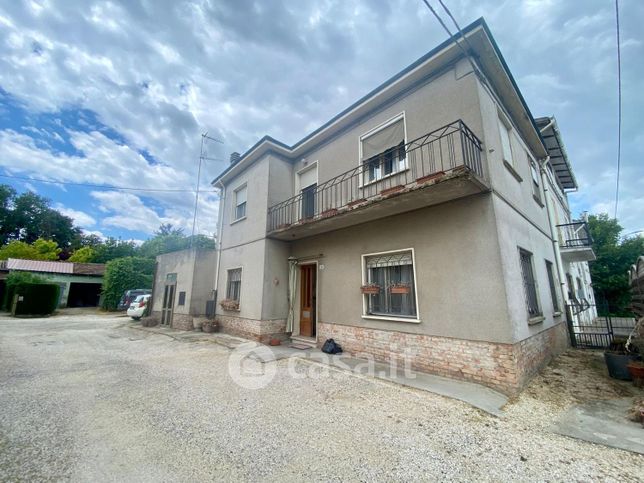 Casa bi/trifamiliare in residenziale in Via Confine Superiore 36