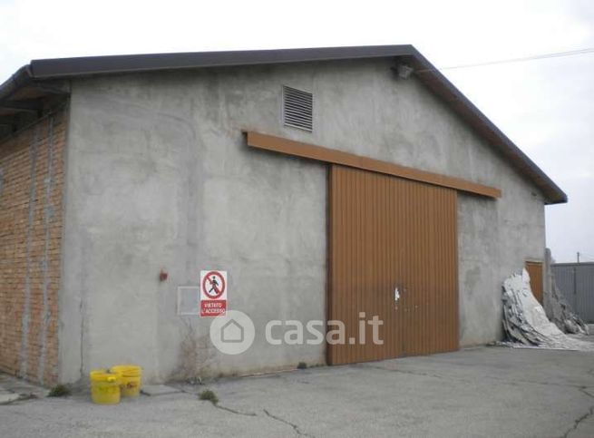 Capannone in commerciale in Via Cento