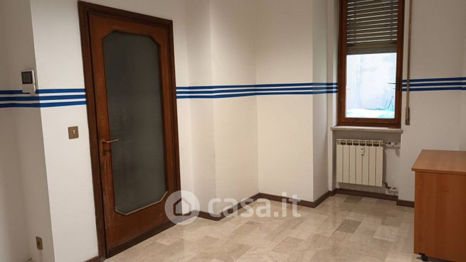 Ufficio in commerciale in 