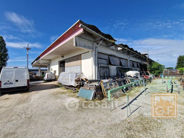 Capannone in commerciale in Via Enrico Mattei 20