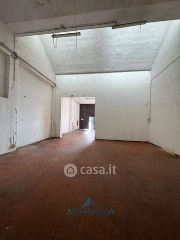 Capannone in commerciale in 