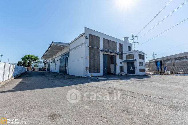Capannone in commerciale in Viale I Maggio 6