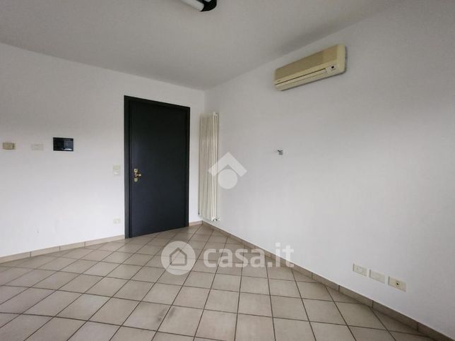 Ufficio in commerciale in Via Cascinapiano 15