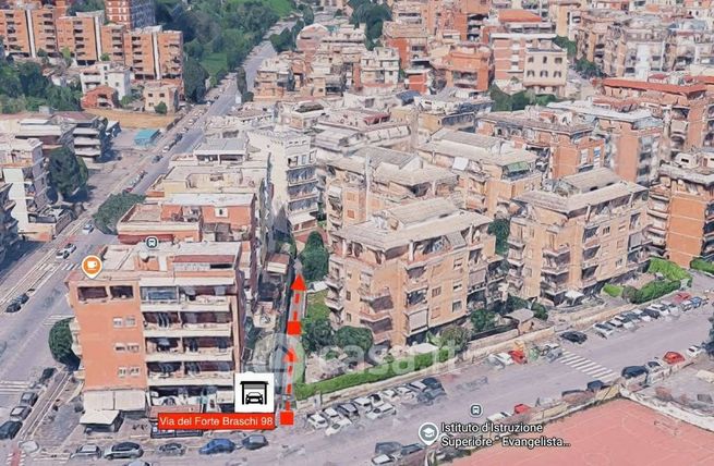 Box/posto auto in residenziale in Via del Forte Braschi