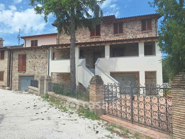 Casa bi/trifamiliare in residenziale in