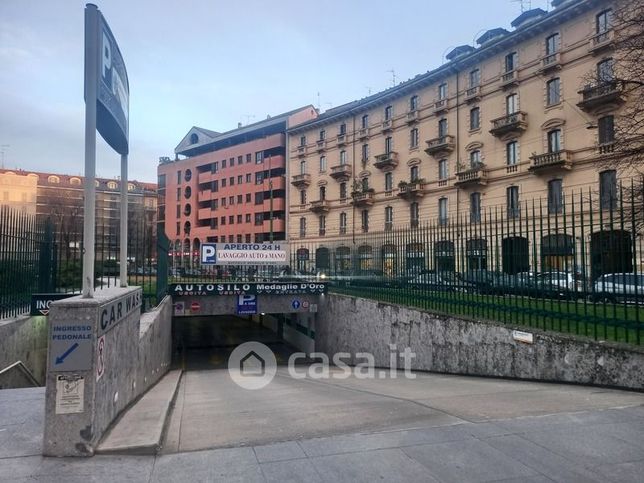Box/posto auto in residenziale in Viale Sabotino 25