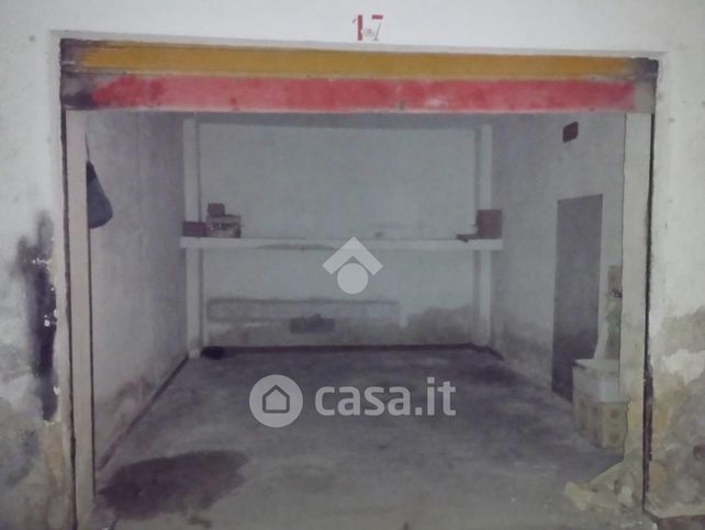 Garage/posto auto in residenziale in Via Azolino Hazon 6