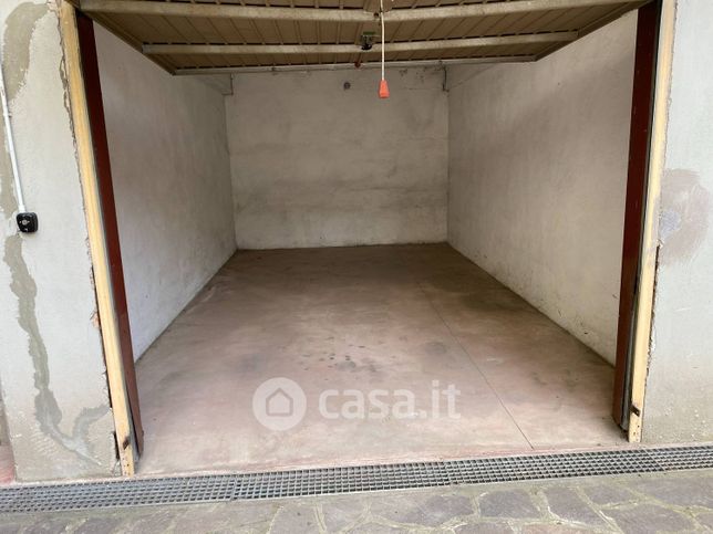 Garage/posto auto in residenziale in Via delle Vigne di Morena 24