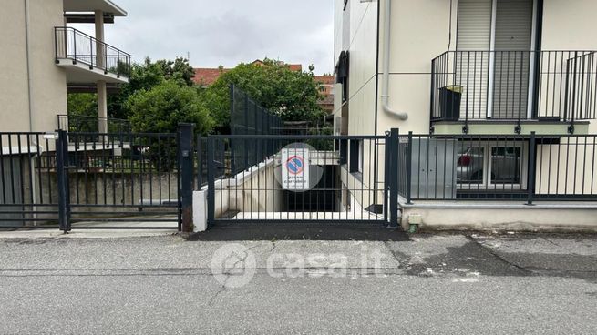 Box/posto auto in residenziale in Via Colombo 5