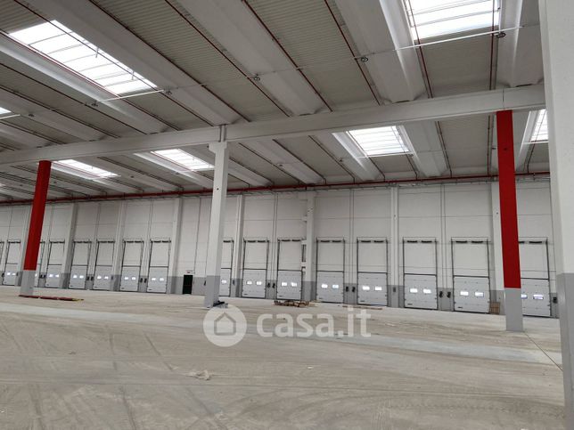 Capannone in commerciale in Via Reali
