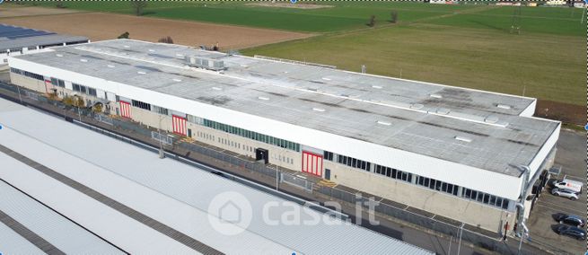 Capannone in commerciale in Via delle Industrie