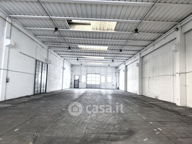 Capannone in commerciale in Via del Lavoro