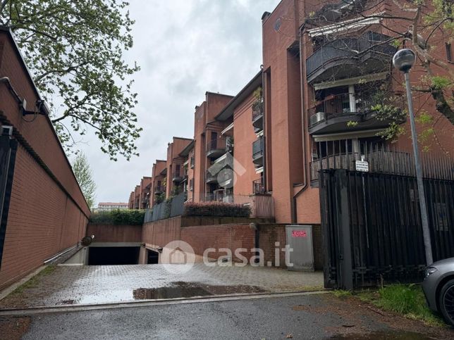 Box/posto auto in residenziale in Via Giambellino 117