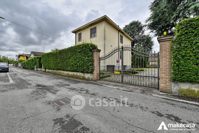 Villa in residenziale in Via Torino 7