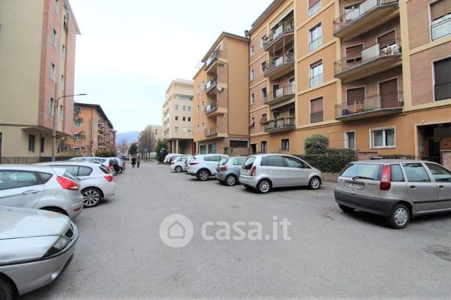 Negozio/locale commerciale in commerciale in Via Massimo d'Azeglio 33