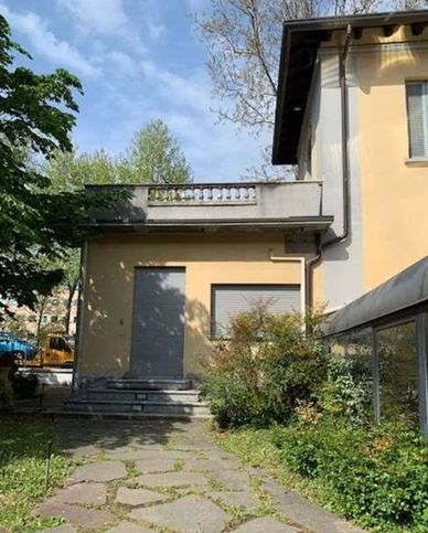 Villa in residenziale in Via U. Foscolo 44