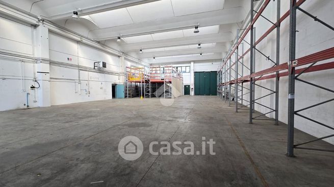 Capannone in commerciale in Via A. de Francisco 123