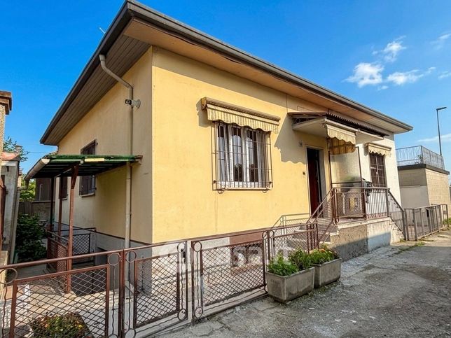 Casa bi/trifamiliare in residenziale in Via Provinciale 58
