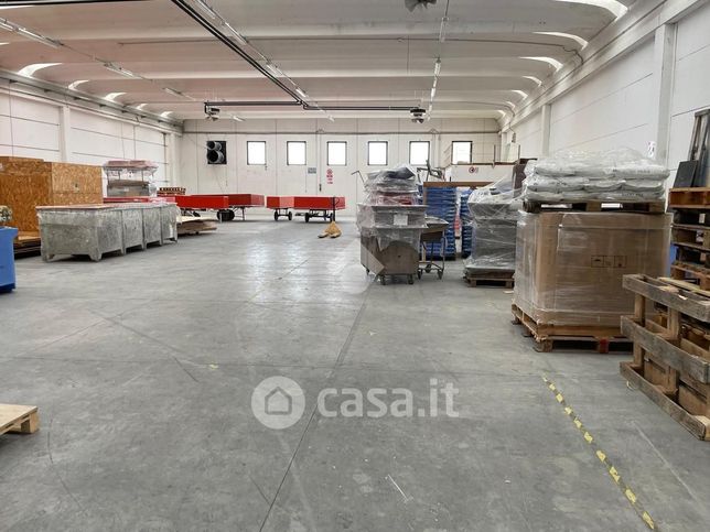Capannone in commerciale in Via Guardia del Consiglio 16